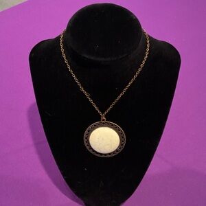 Elegant Gold and Cream Pendant Necklace